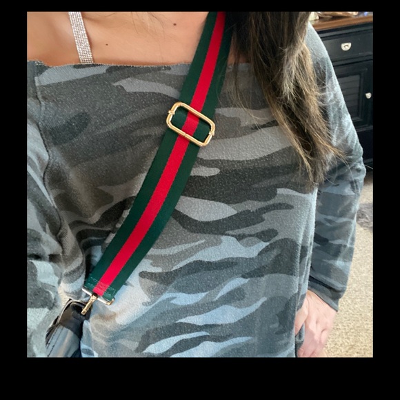 Monday flash sale !! NWT Gold accent crossbody strap or Dog leash. - Picture 3 of 3